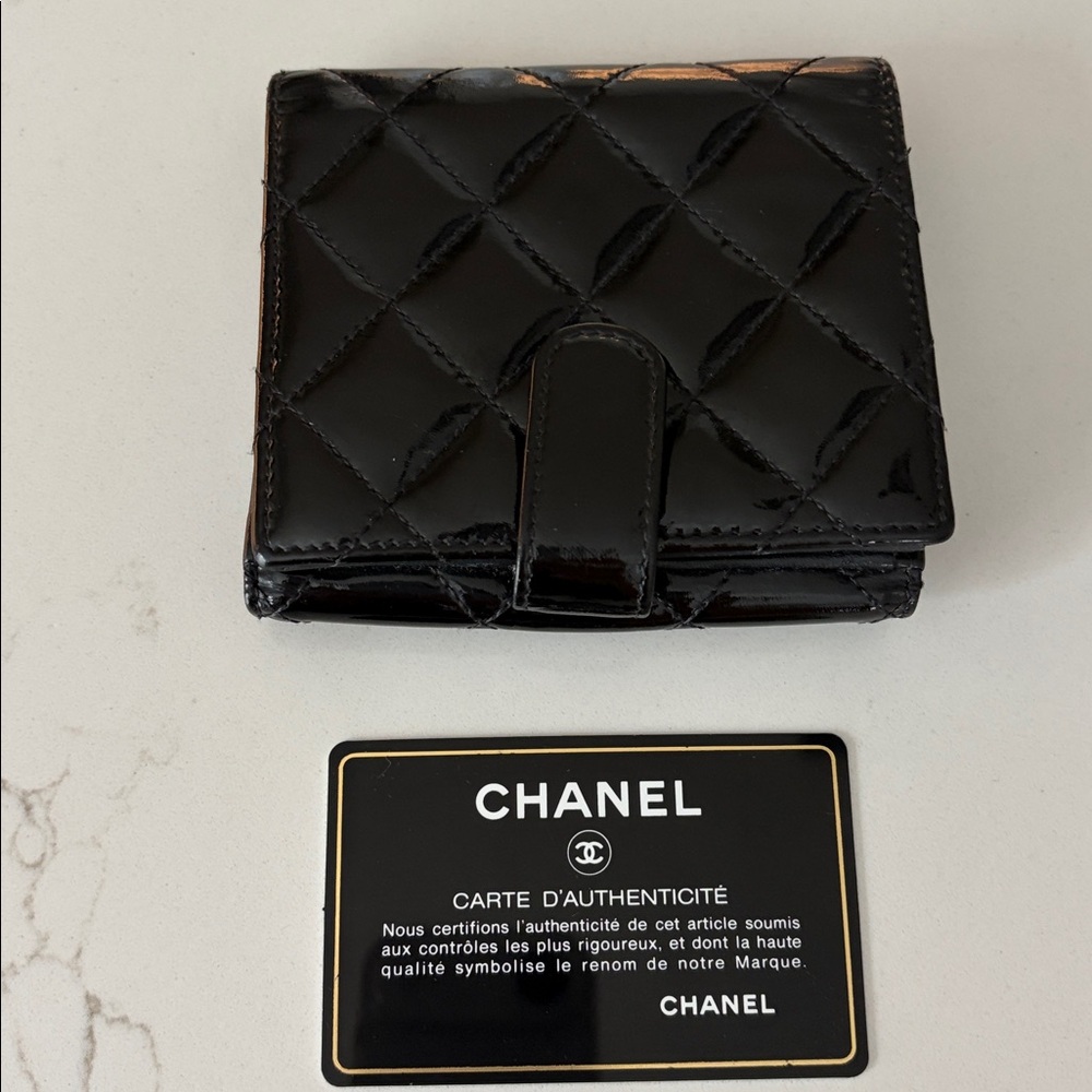 CHANEL Black Quilted Patent Leather Compact Wallet with Gold CC - Picture 13 of 15